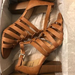 Women XOXO shoe, tan color sandal, size 8.5!